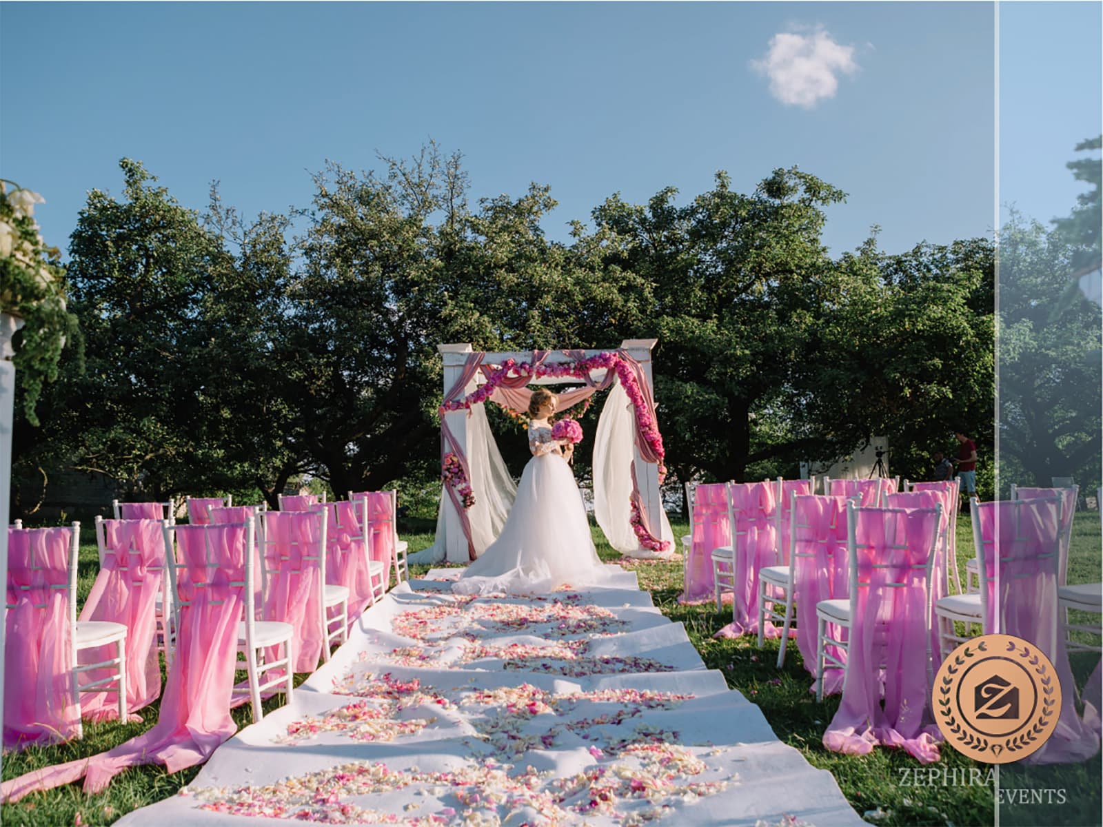 Alee nupțială cu petale și scaune roz
