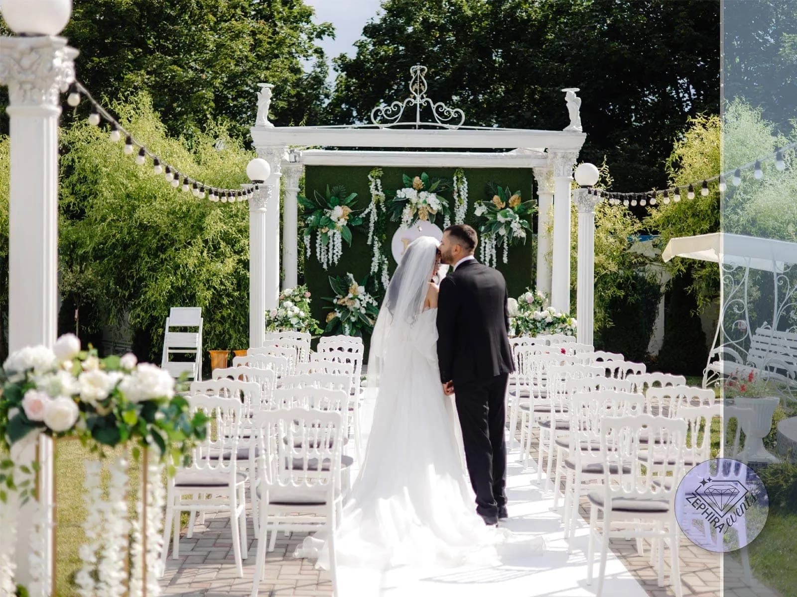Cuplu la altar în decor verde elegant