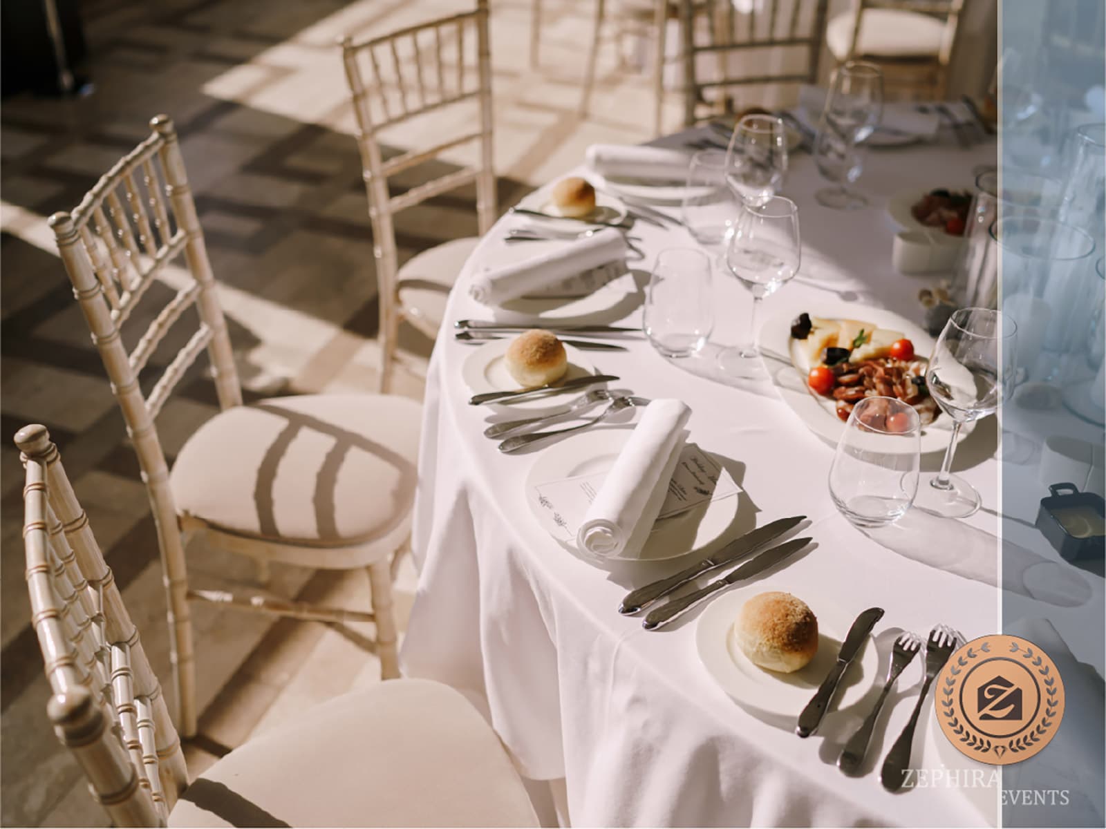 Masă festivă cu tacâmuri și gustări