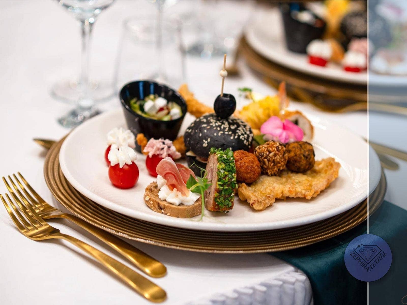 Farfurie degustare cu aperitive variate și tacâmuri aurii