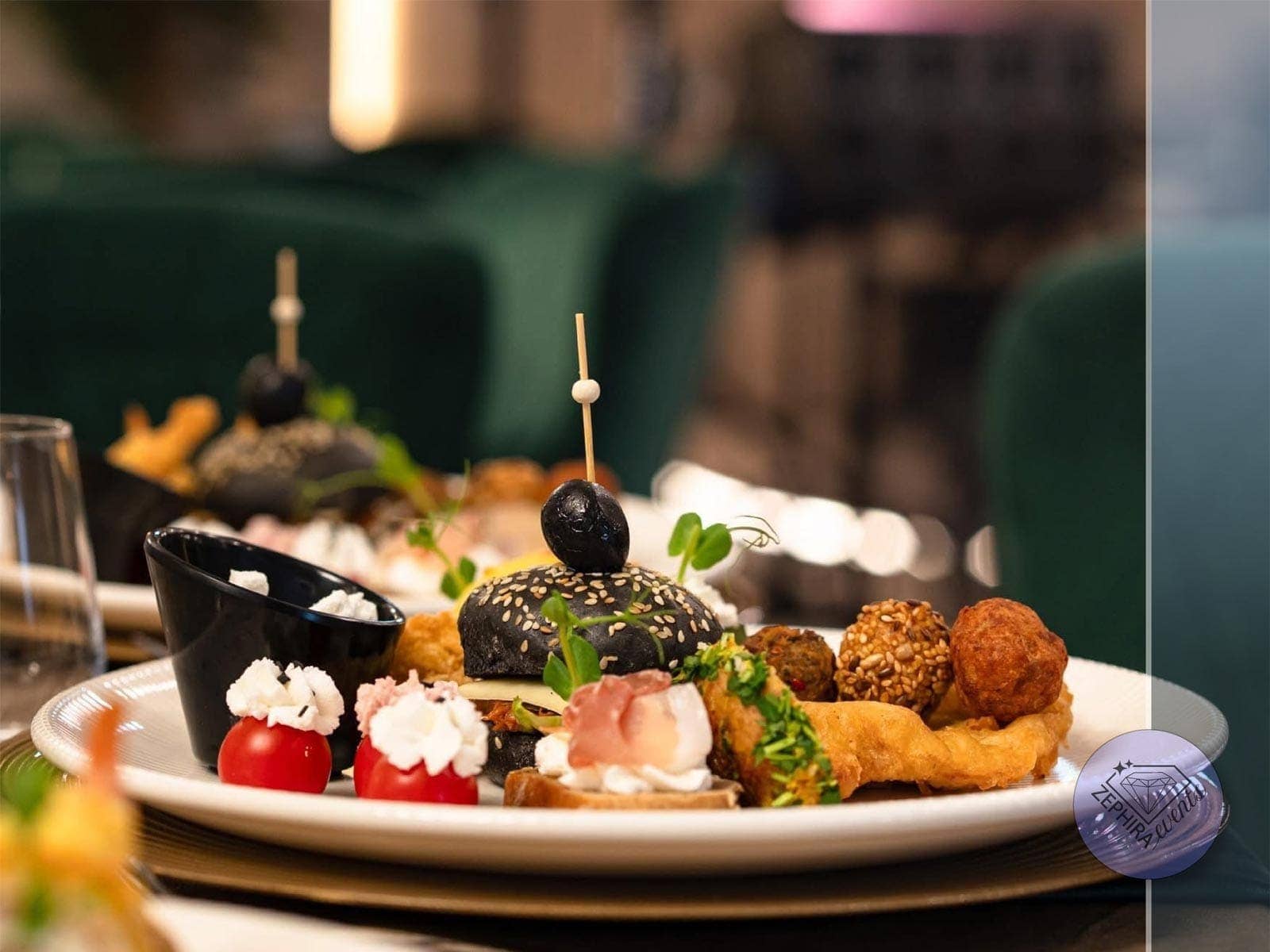 Aperitive fine cu mini burger și decor modern