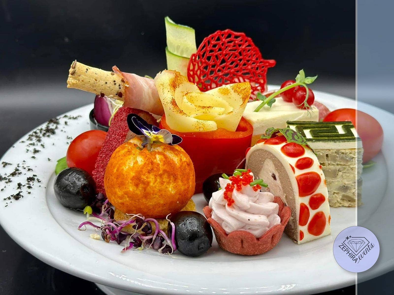 Platou rece colorat cu selecție variată de gustări