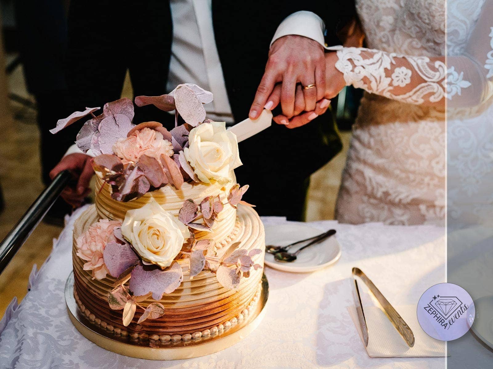 Miri taie tortul de nuntă decorat cu flori pastel