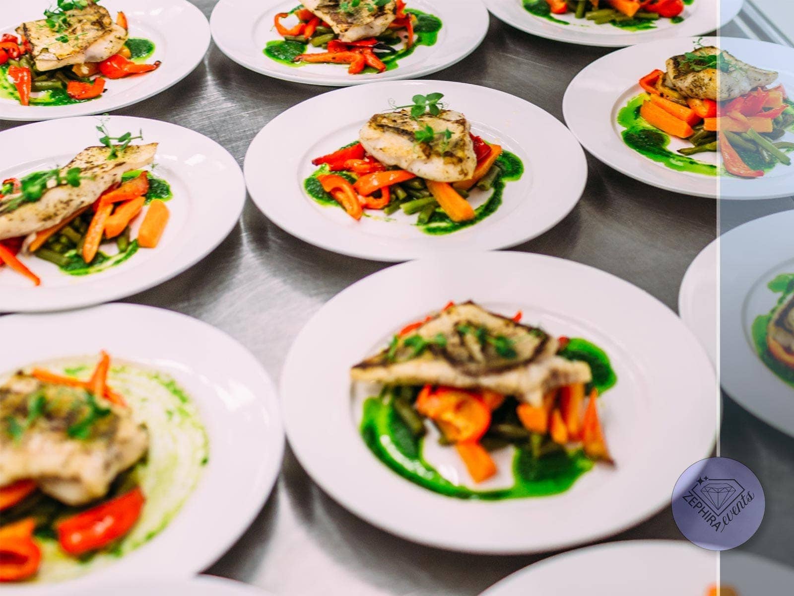 Platouri calde cu pește și legume pregătite pentru servire