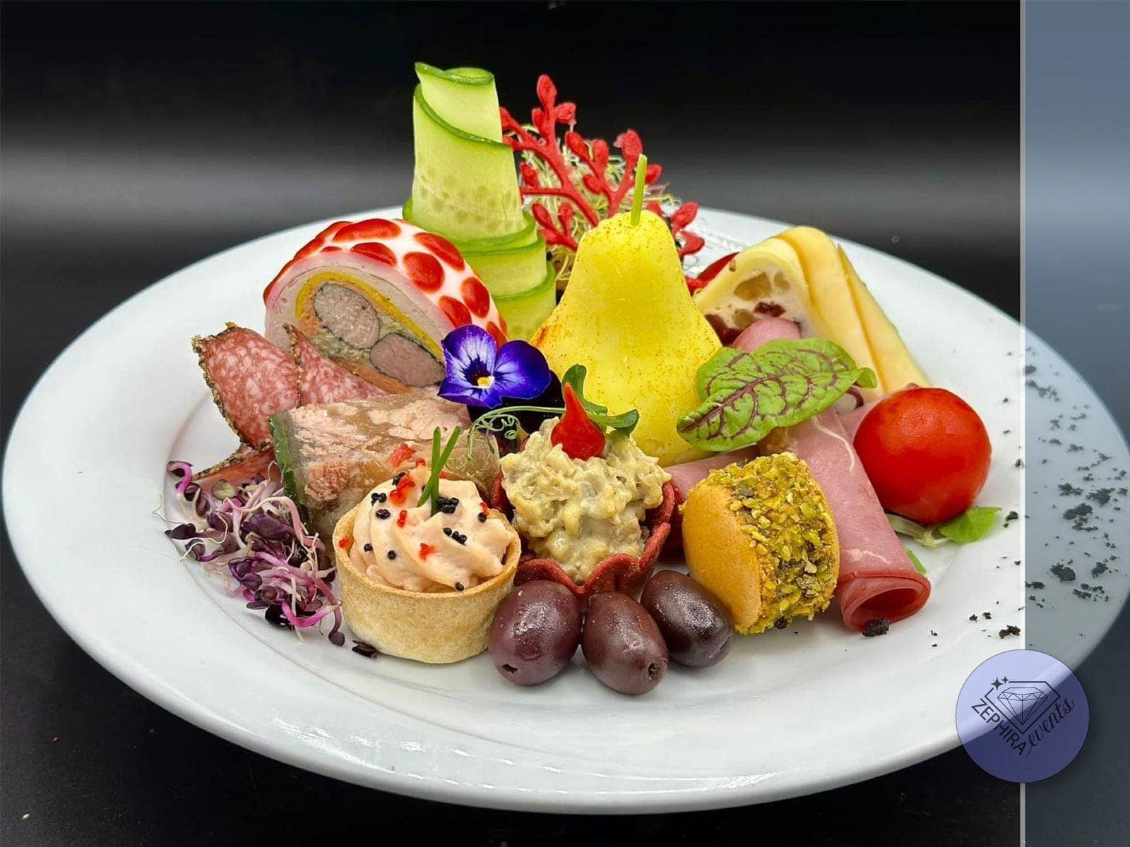 Antreu festiv cu pere glazurate, mezeluri și creme