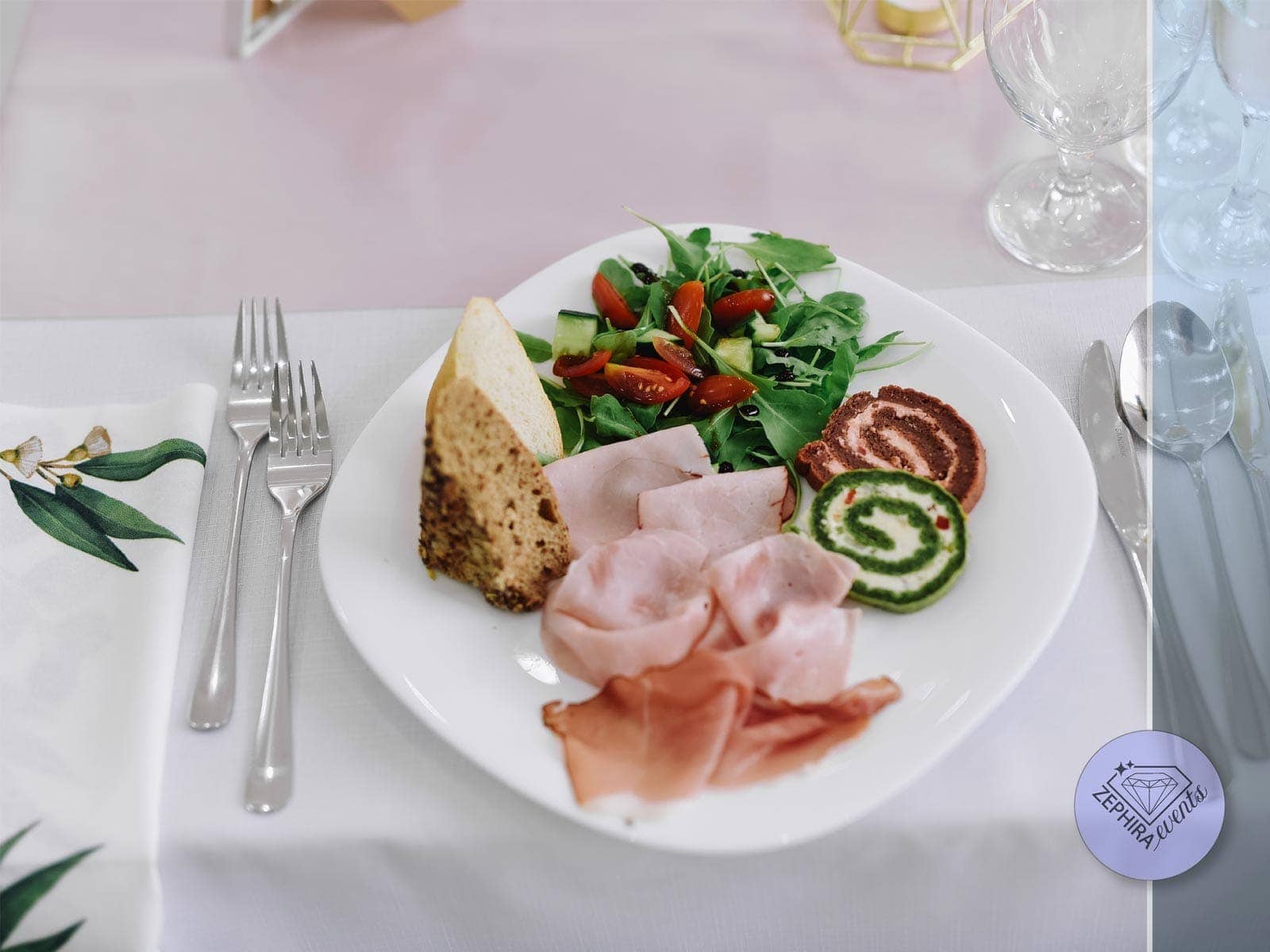 Fel principal cu ruladă, gratin și salată pe platouri