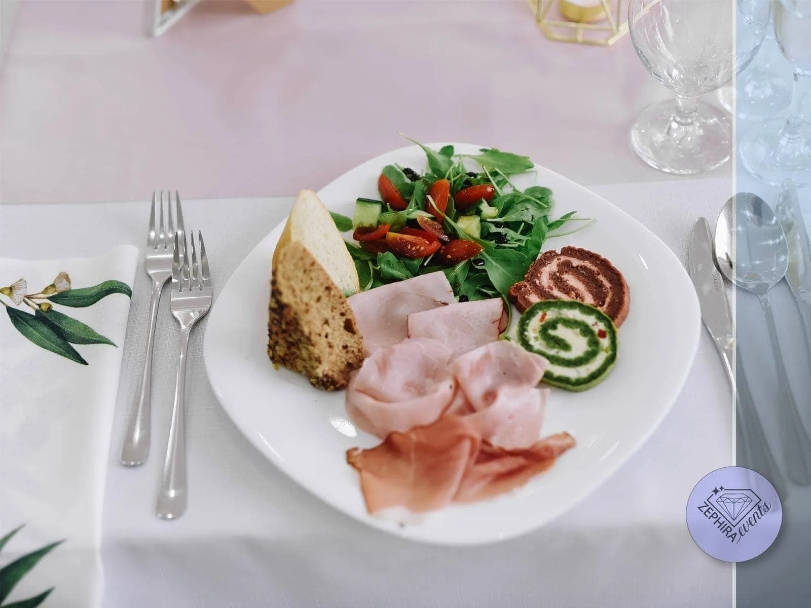 Fel principal cu ruladă, gratin și salată pe platouri