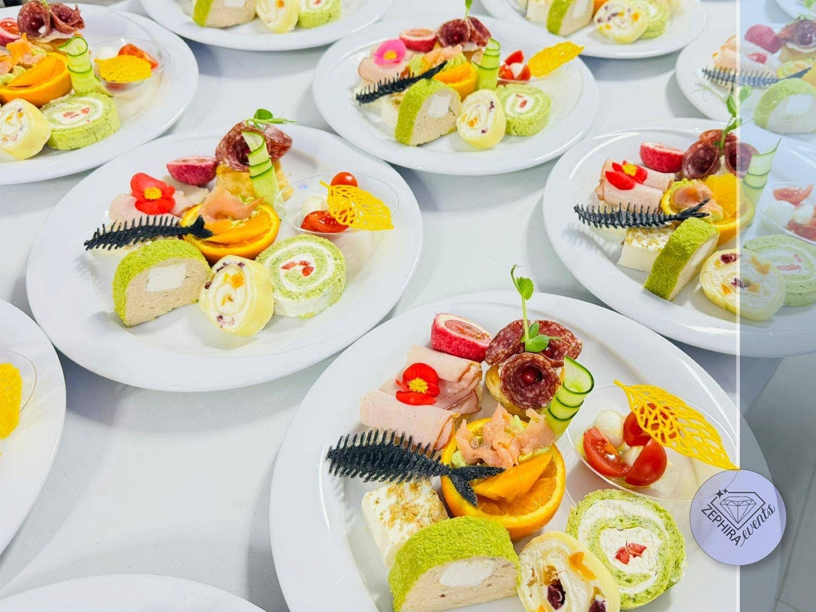 Platouri reci colorate aranjate pentru servire