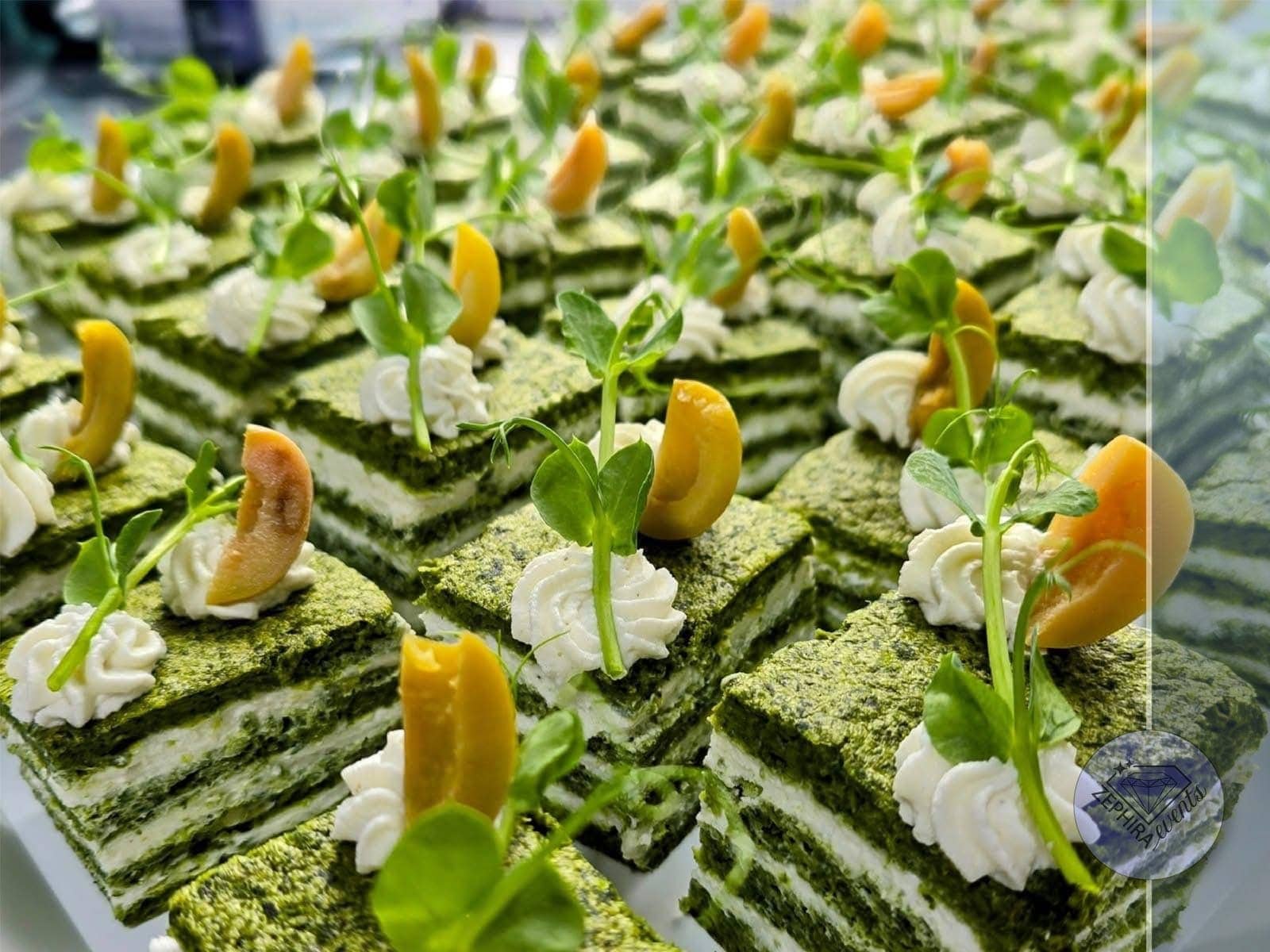 Bite-uri verzi stratificate cu cremă și microplante