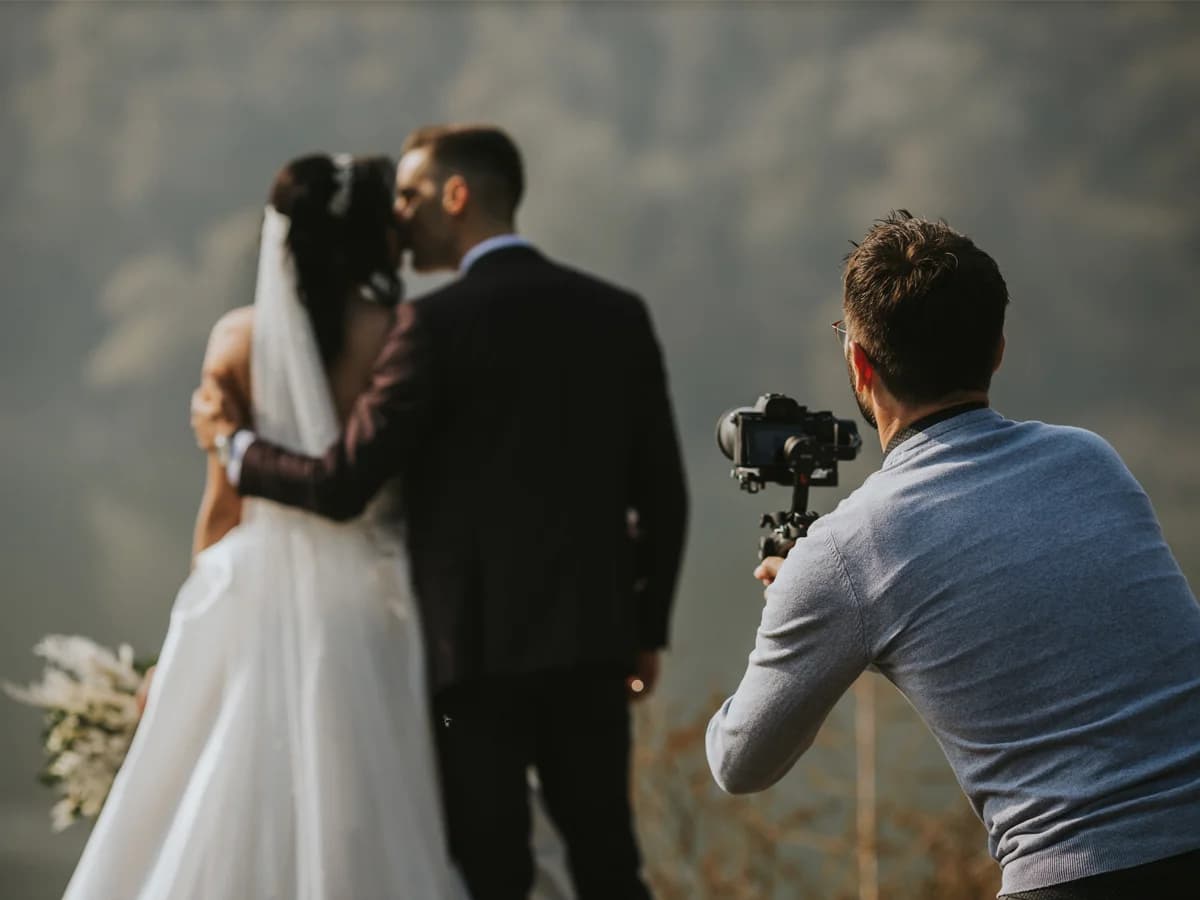 Videograf profesionist filmând mirii în timpul ședinței de nuntă