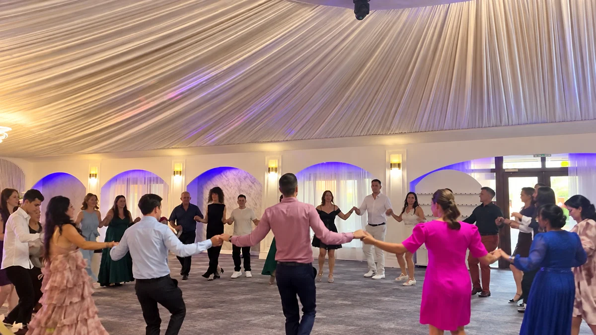 Invitați dansând pe ringul unei nunți organizate la ZephiraEvents