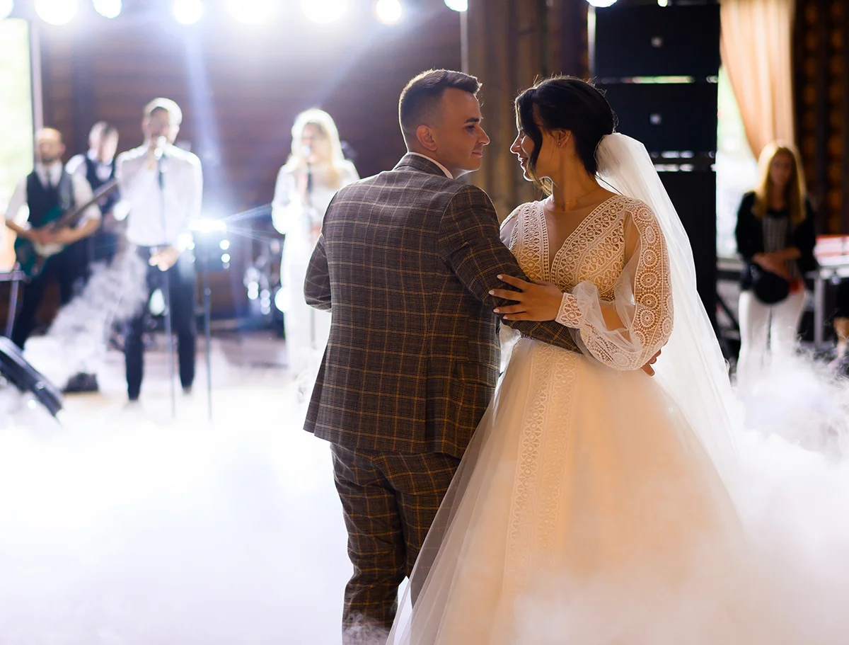 Mirii dansând pe ring în timpul petrecerii de nuntă