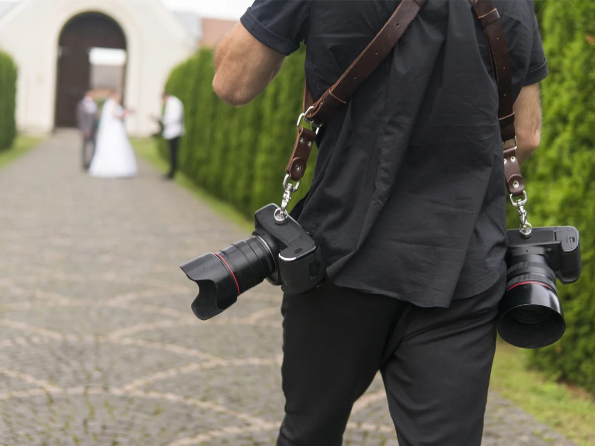 Fotograf de nuntă cu două aparate foto profesionale