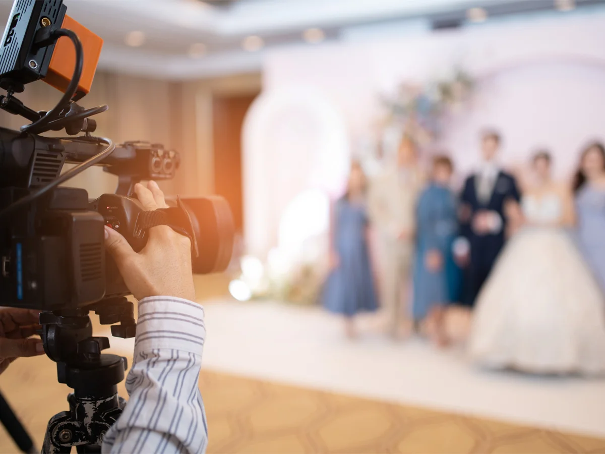 Videograf profesionist filmând ceremonia de nuntă